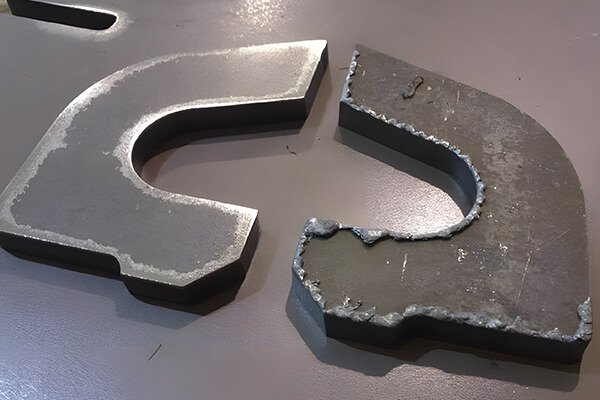 Лазерная резка со сравнением заусенцев или без них