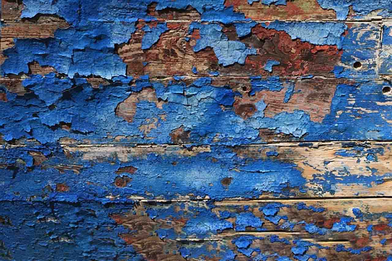 Потертая краска на дереве