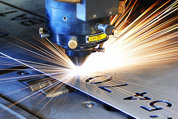 лазер, который режет металл
